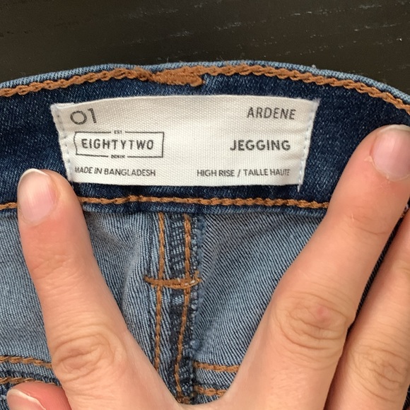 ARDENE EIGHTY-TWO MEDIUM/DARK WASH HIGH-RISE RIPPED JEANS - Picture 3 of 5